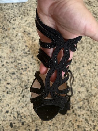 Sandalias tacón negras con pedrería