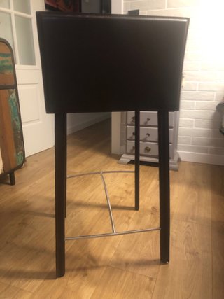 Taburete alto de cuero
