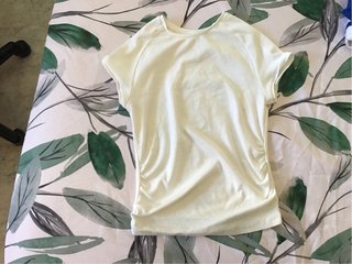 Camiseta blanca con fruncido lateral