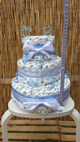 Tarta de 80 pañales para fiesta de bebé azul