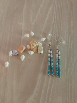 Pendientes de cuentas naranjas y plateados