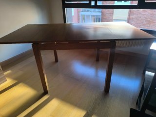 Mesa de comedor de madera