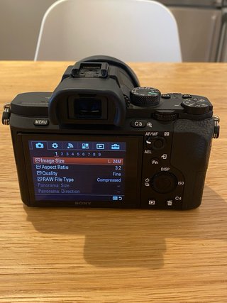 Sony a7 II + obiettivo Sony 28-70mm e accessori.