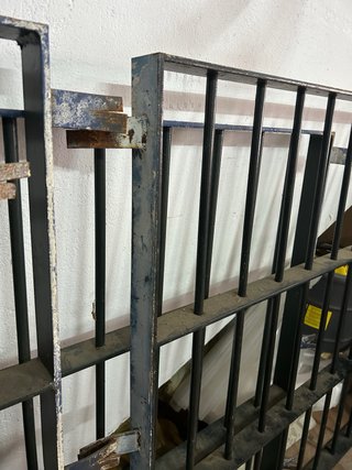 Ventana aluminio con persiana y reja de hierro