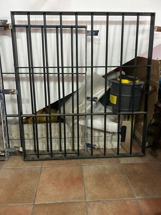 Ventana aluminio con persiana y reja de hierro