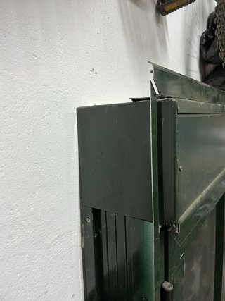 Ventana aluminio con persiana y reja de hierro