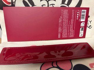 Funda Huda Beauty para labial rojo