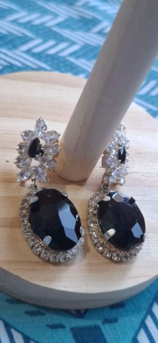 Pendientes negros y blancos con pedrería