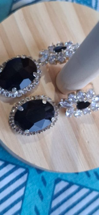 Pendientes negros y blancos con pedrería
