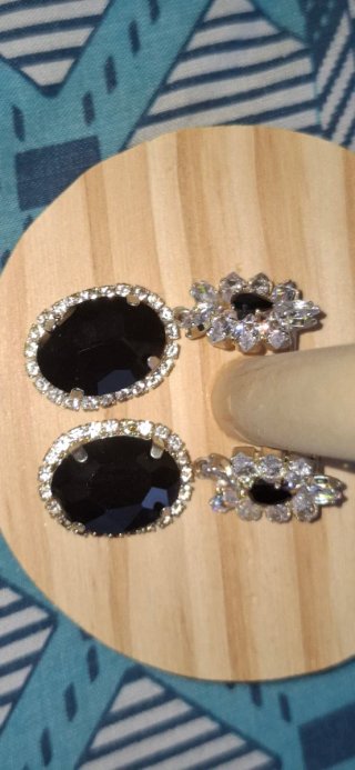 Pendientes negros y blancos con pedrería
