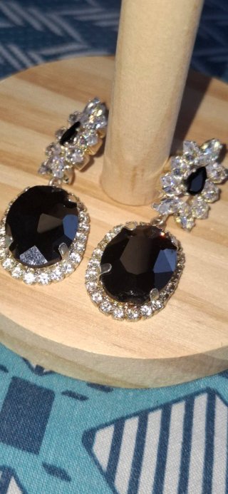 Pendientes negros y blancos con pedrería