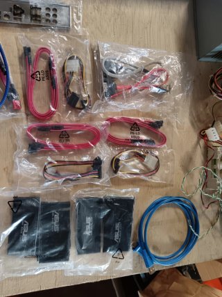 Accessori e cavi per assemblaggio PC ASUS