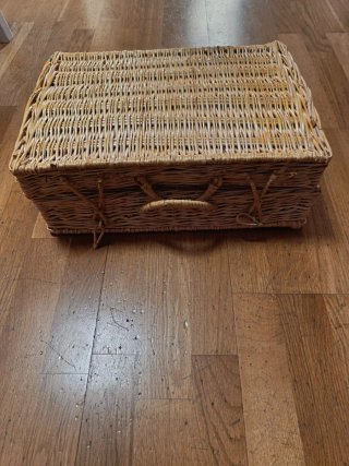 Cesta de picnic con vajilla y cubertería