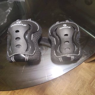 Patines en línea y coderas rodilla
