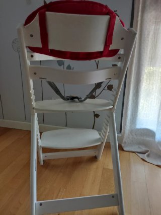 Trona alta blanca con cojín rojo
