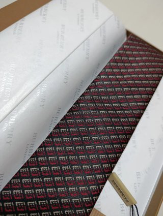 Corbata Burberry Negra y Roja