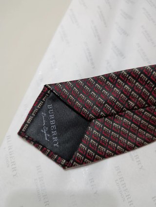 Corbata Burberry Negra y Roja