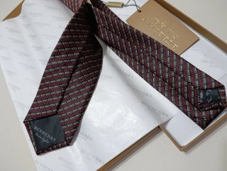 Corbata Burberry Negra y Roja