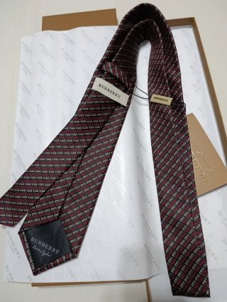 Corbata Burberry Negra y Roja