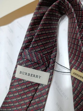 Corbata Burberry Negra y Roja
