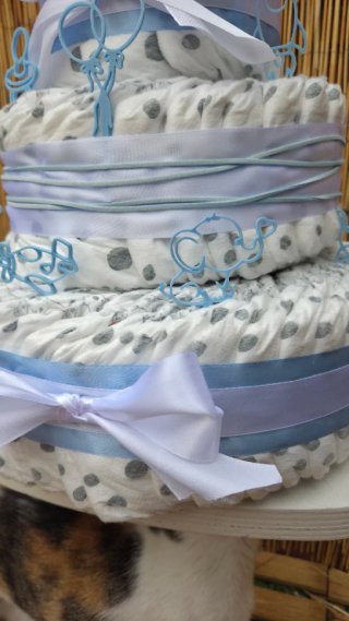Tarta de 40 pañales para fiesta de bebé azul