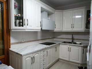 Muebles de cocina blancos y plateados