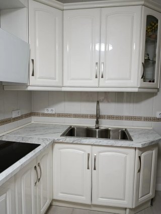 Muebles de cocina blancos y plateados