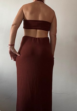 Vestido largo marrón con aberturas