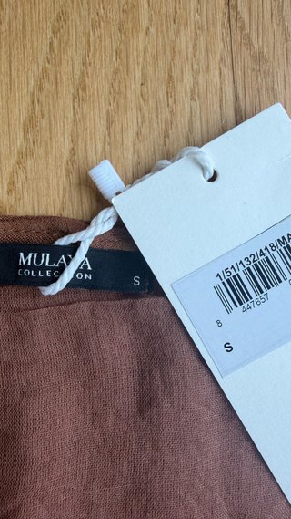 Chaleco “Mulaya” volantes y tachuelas doradas