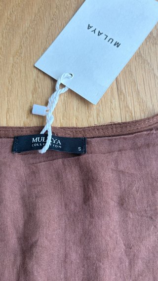Chaleco “Mulaya” volantes y tachuelas doradas