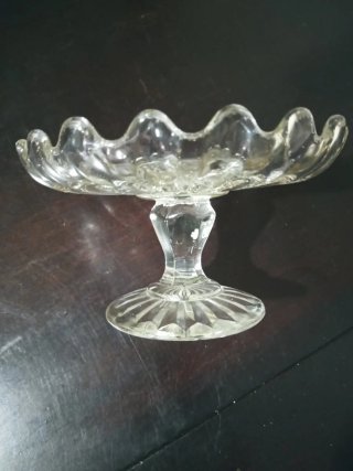 Frutero pequeño antiguo de cristal con pie