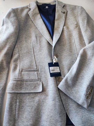 Americana gris con coderas (web 194€)