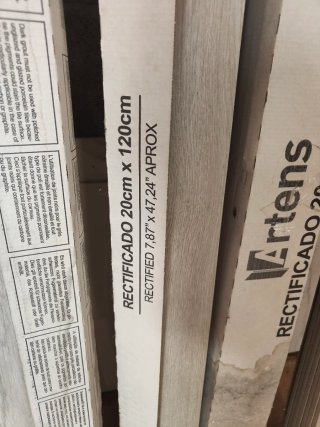 Rodapiés porcelánicos imitación madera gris