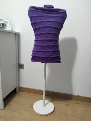 Maniquí de ropa morado