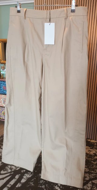 Pantalón ancho con pinzas tipo palazzo