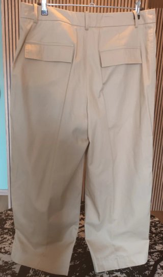 Pantalón ancho con pinzas tipo palazzo