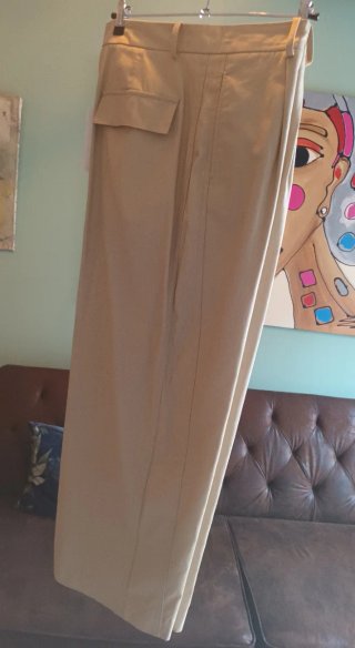 Pantalón ancho con pinzas tipo palazzo