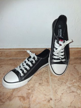 Zapatillas negras y blancas de hombre