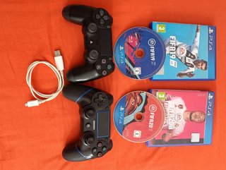 PS4 (PlayStation 4) con 2 mandos y 2 FIFAs