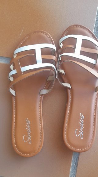 Sandalias planas marrones y blancas mujer