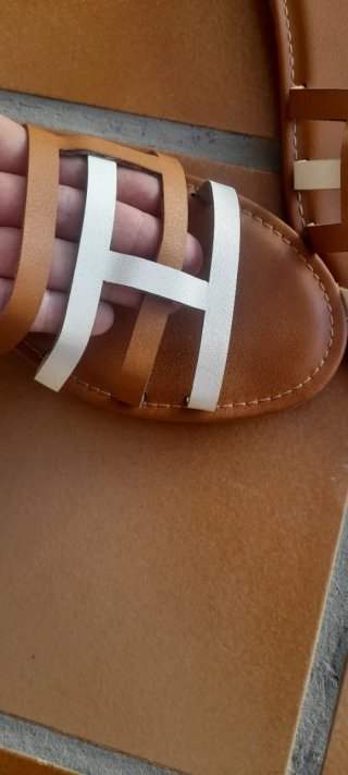 Sandalias planas marrones y blancas mujer