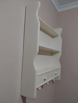 Estantería de madera blanca