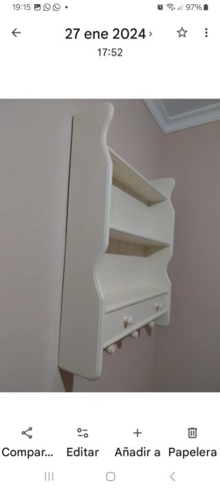 Estantería de madera blanca