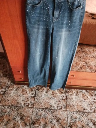 Pantalón vaquero acampanado con pedrería