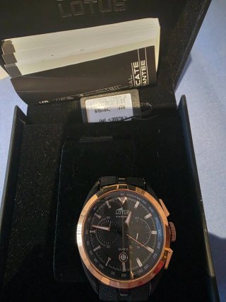Reloj Lotus Cronógrafo Negro y Rojo