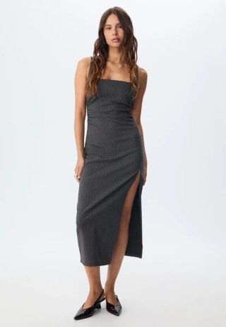 Vestido gris Stradivarius con etiqueta