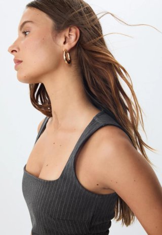 Vestido gris Stradivarius con etiqueta