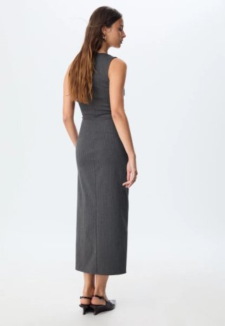 Vestido gris Stradivarius con etiqueta