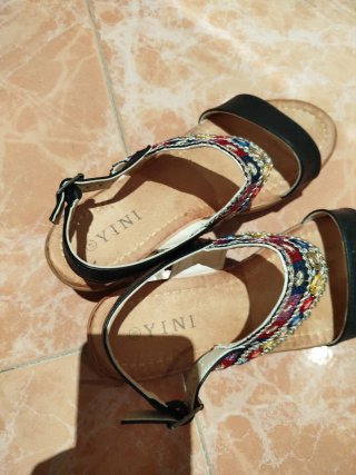 Sandalias negras con adornos multicolor T41