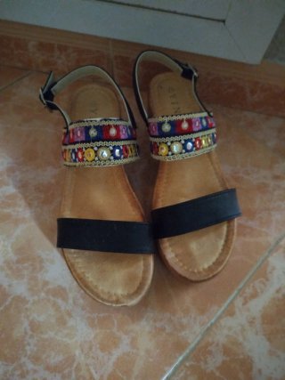 Sandalias negras con adornos multicolor T41